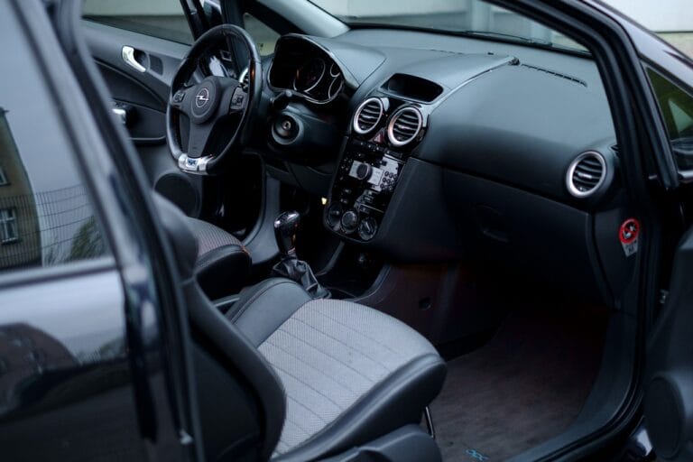 Opel Grandland X kontra Toyota RAV4 – pojedynek SUV-ów