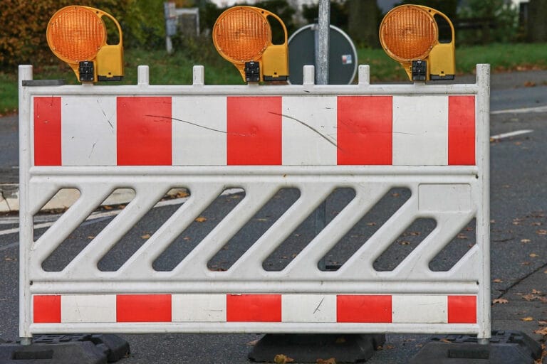 Urządzenie bezpieczeństwa ruchu drogowego – jak chroni pieszych i kierowców na co dzień?