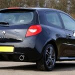 Czarny sportowy hatchback Renault Clio RS zaparkowany w parku