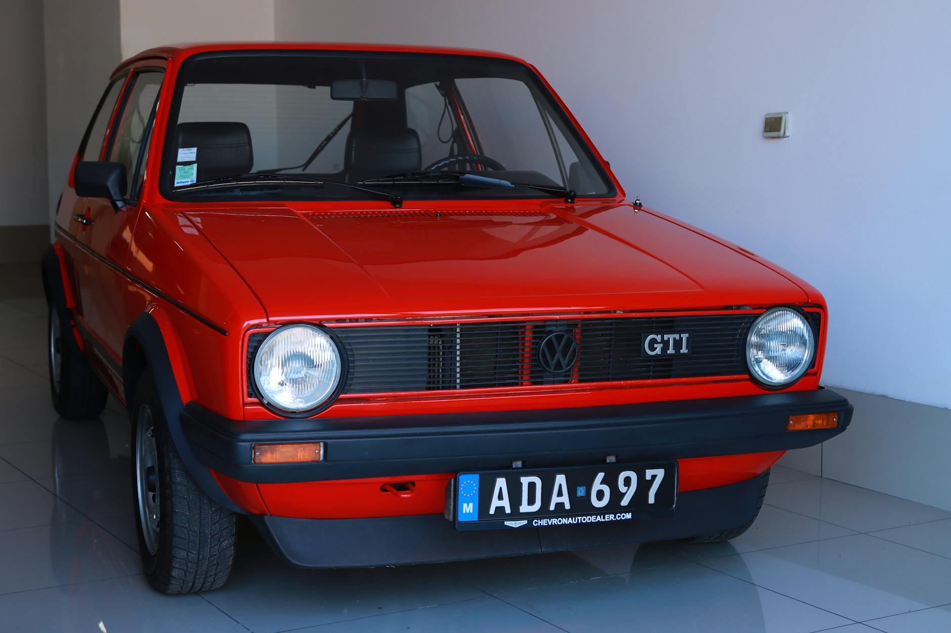 Klasyczny Volkswagen Golf GTI z maltańską tablicą w garażu