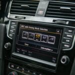 Zbliżenie na ekran dotykowy Opla z wyborem trybu jazdy Eco