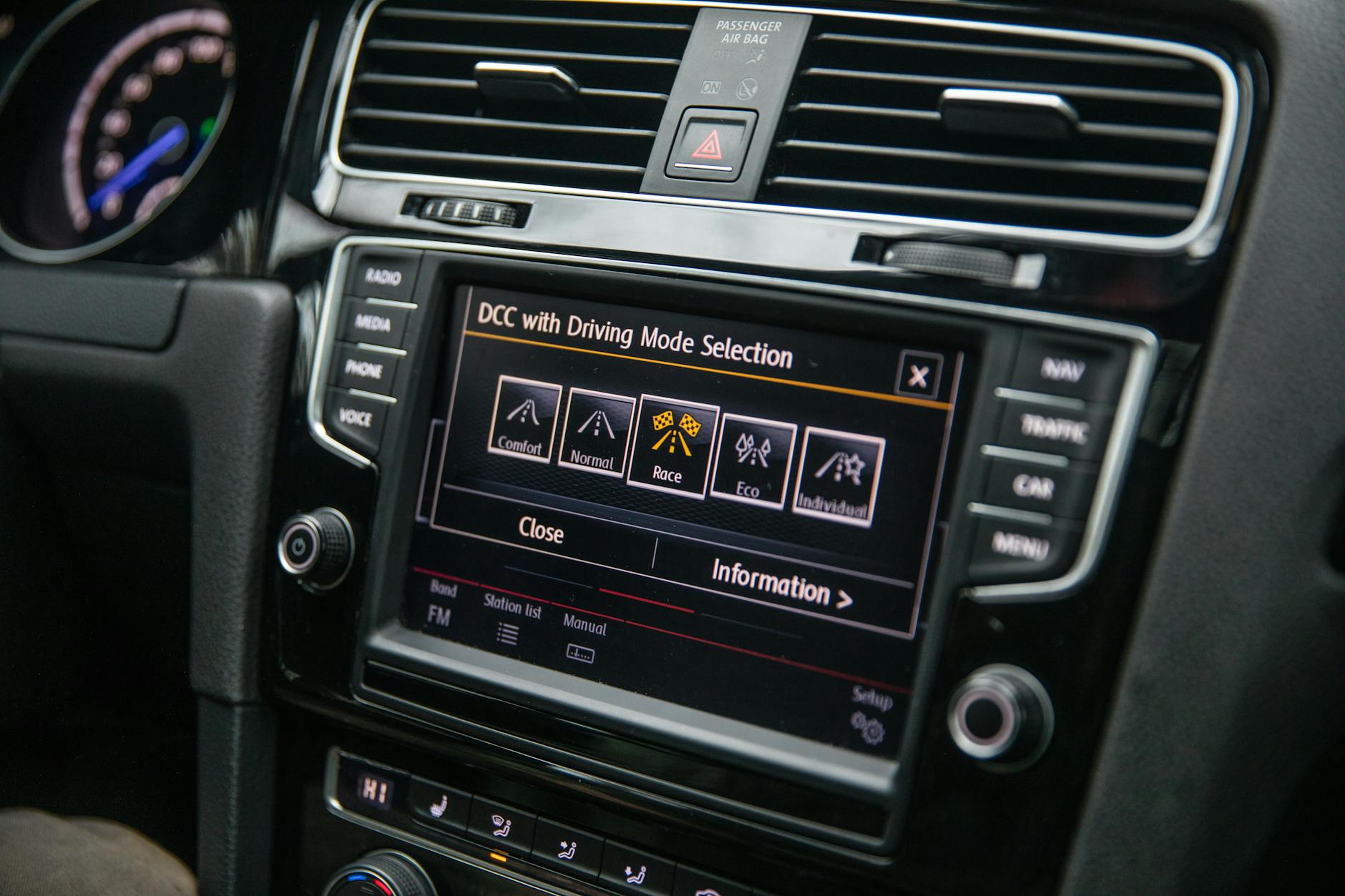 Zbliżenie na ekran dotykowy Opla z wyborem trybu jazdy Eco