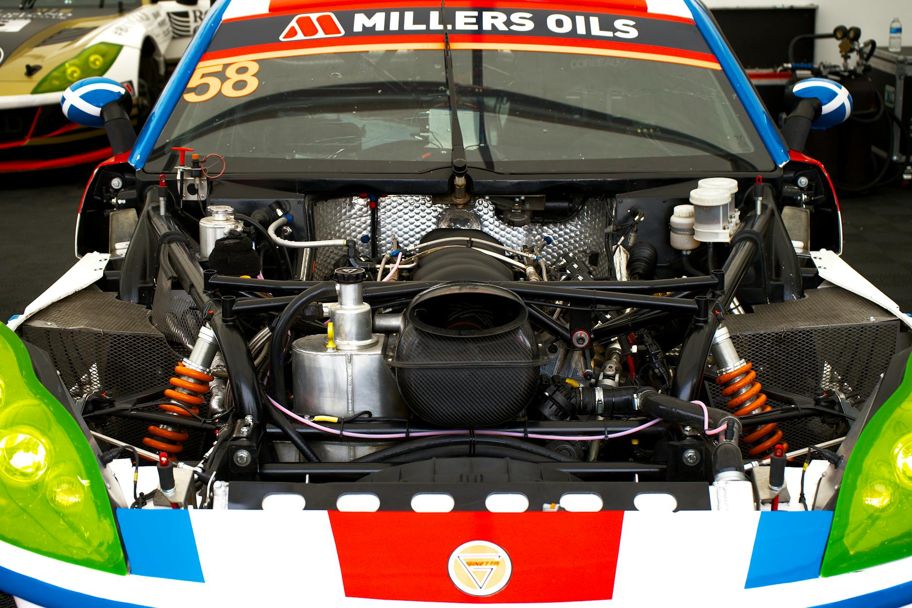 Zbliżenie silnika wyścigowego Opla na torze Silverstone