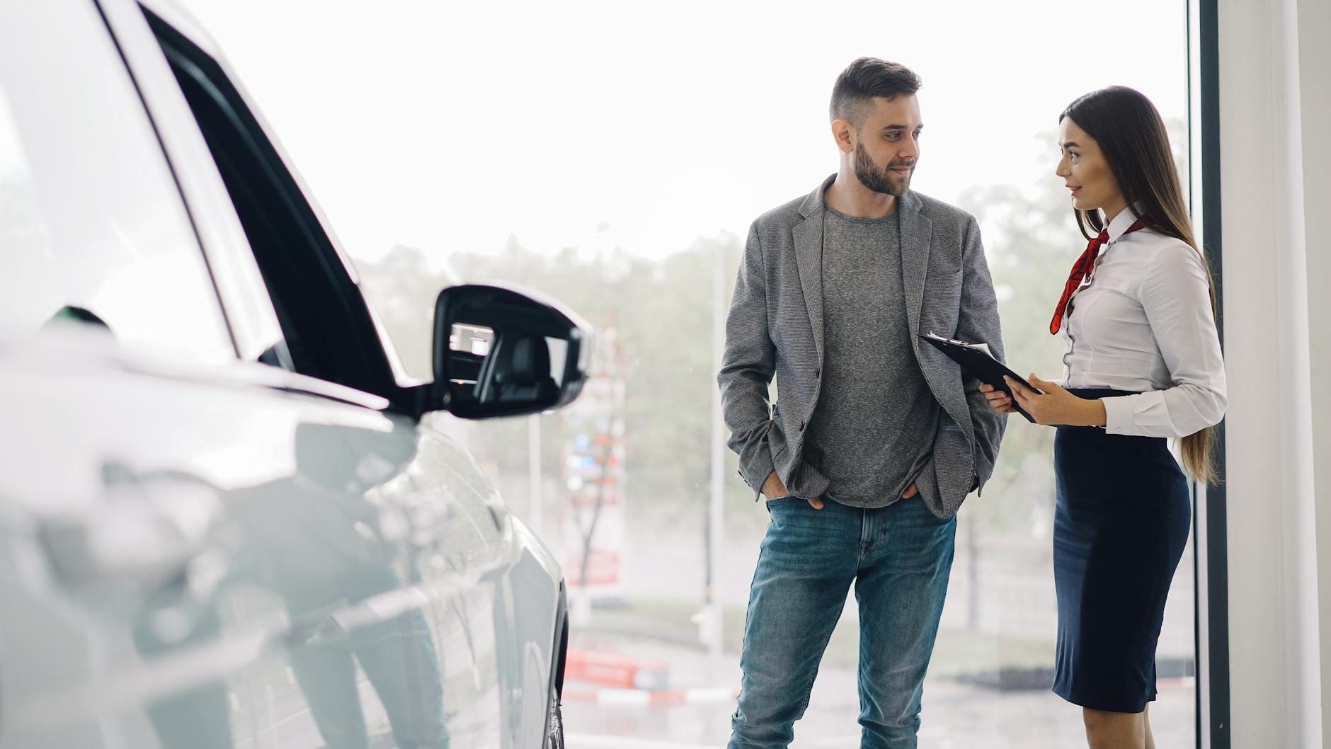 Klient rozmawia z doradcą o wyposażeniu Opla w salonie