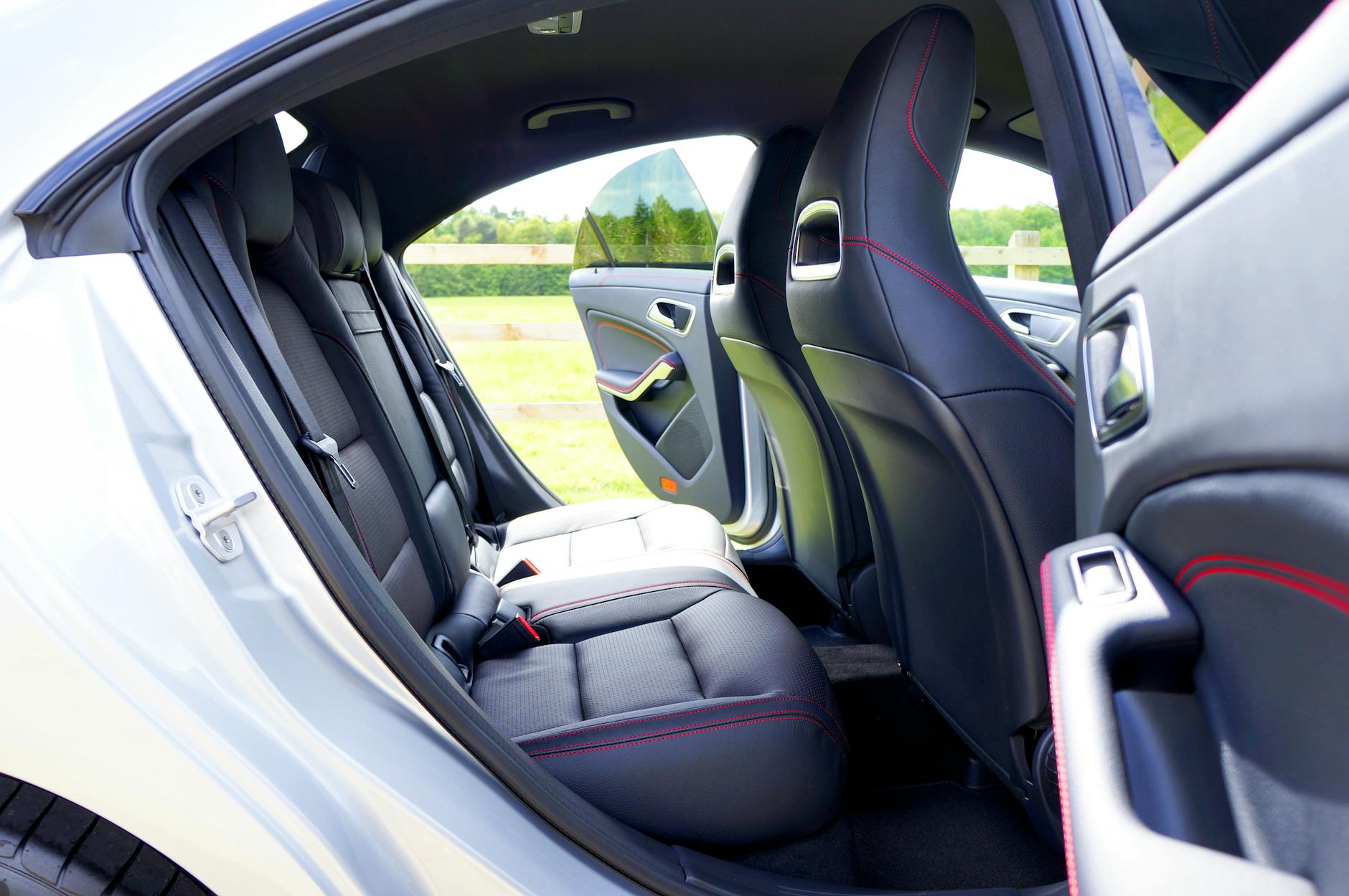 Wnętrze Opla Signum z otwartymi tylnymi drzwiami, podkreślając przestrzeń Wnętrze Opla Signum z otwartymi tylnymi drzwiami, podkreślając przestrzeń