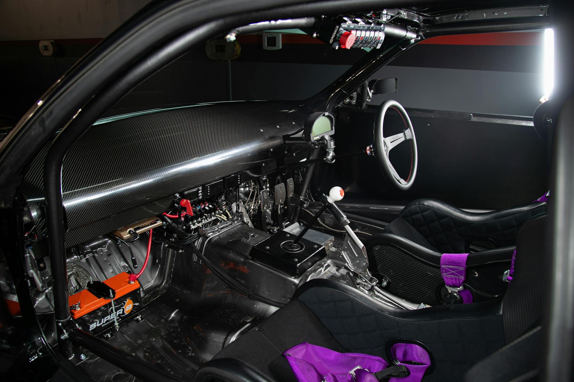 Wnętrze sportowego Opla z fotelami kubełkowymi i osprzętem rajdowym