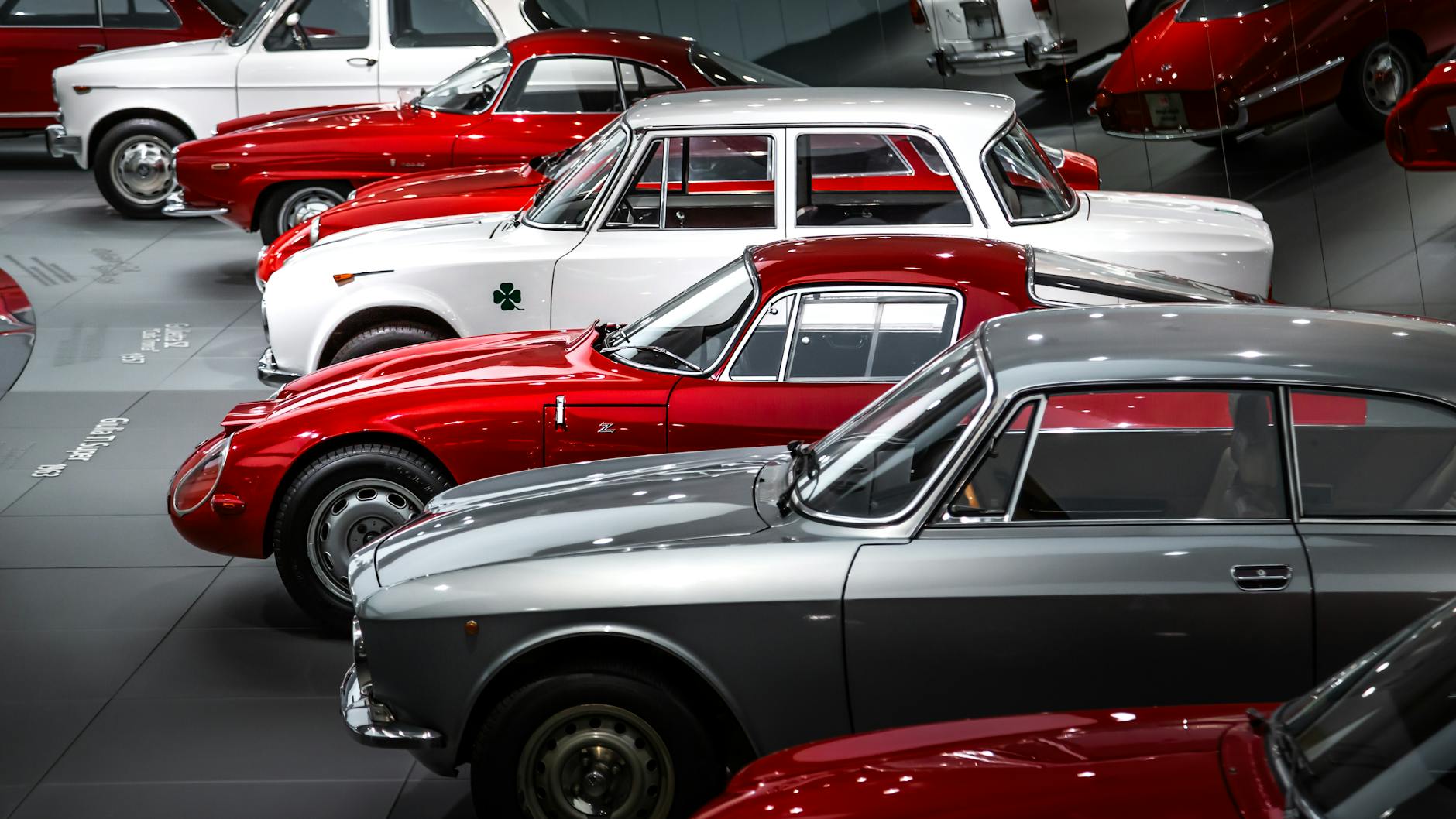 Zabytkowe samochody Alfa Romeo w muzeum motoryzacji