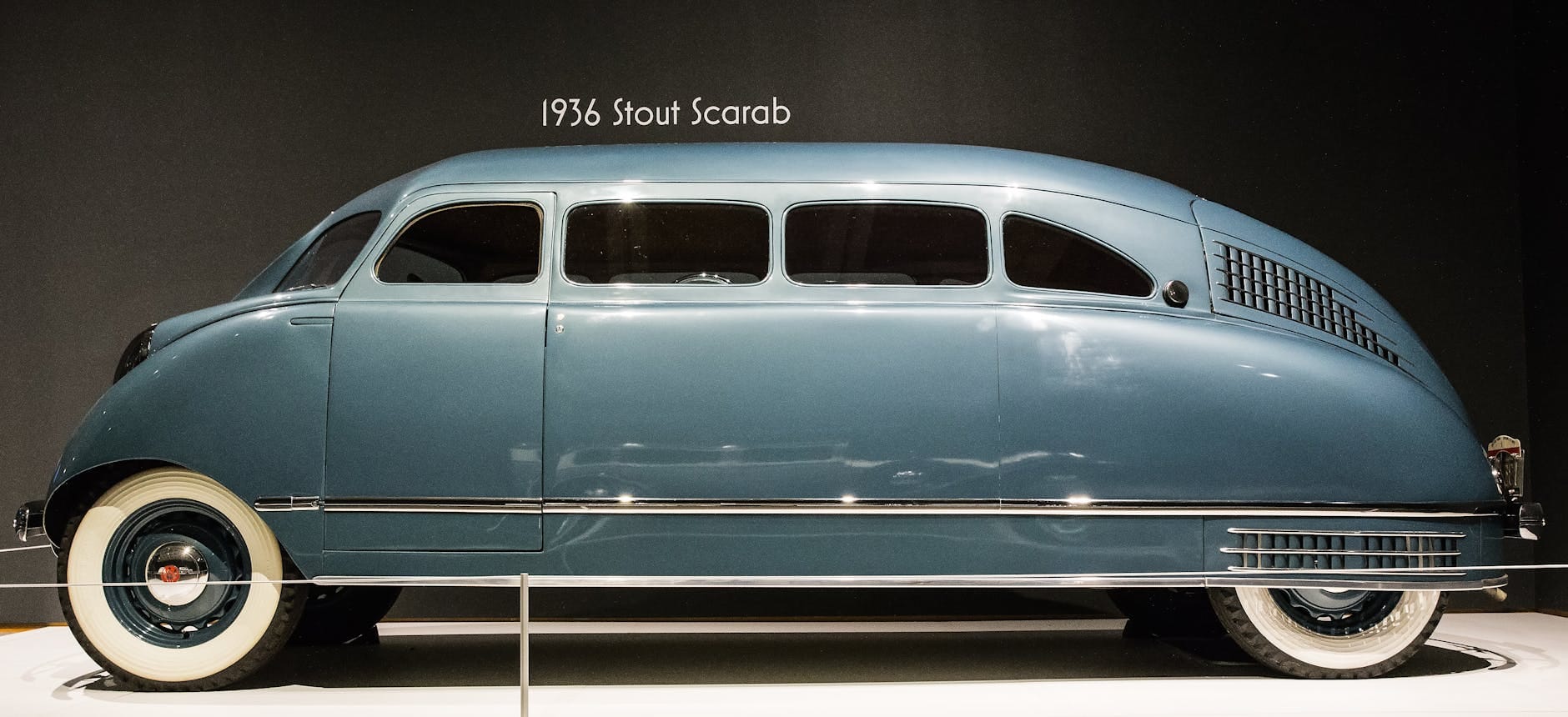 Zabytkowy minivan z lat 30. nawiązujący do dawnych modeli Opla Zabytkowy minivan z lat 30. nawiązujący do dawnych modeli Opla