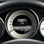 EcoDriving dla kierowców Opla: 12 trików, które działają od razu Zbliżenie na zegary deski rozdzielczej samochodu Opel