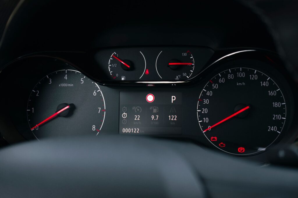 Czujniki ciśnienia TPMS w Oplu: jak zaprogramować czujniki po sezonowej wymianie kół w Polsce?
